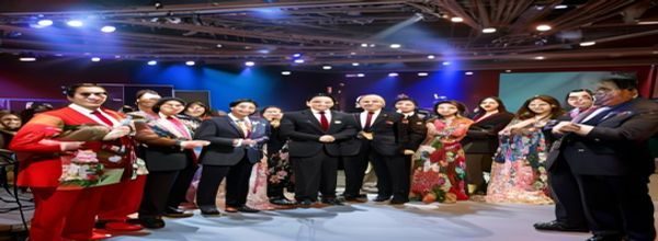 海角视频2025年度优质内容平台奖项颁奖现场，台上颁奖嘉宾与平台代表合影